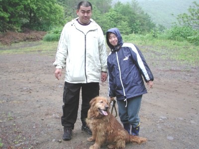 ケン（ゴールデン）＆飼い主さん・・この日は雨が降っていてケンも飼い主さんもベチョベチョでした。