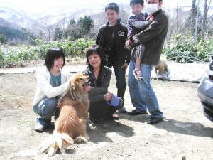 飼い主さんがご一家でサクラ（雑種）に会いにきてくれました。「もう最高！」って顔をしていますね。2006.5.6