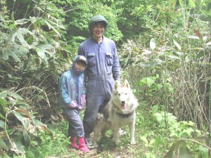 私といちご（長女）と山の中をお散歩中のアレックス（ハスキー）。春なのにもう暑がってました！2006.6.11