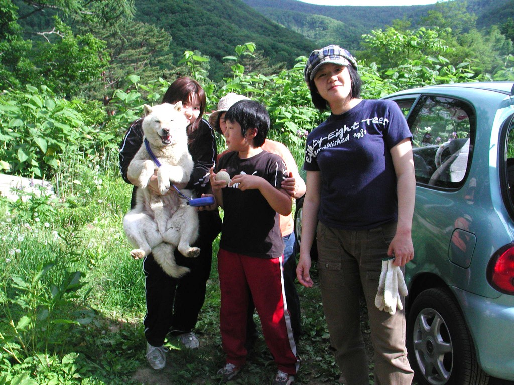 シロ（アイヌ犬）に会いにご家族が大勢で来られました。シロはすごい笑顔！！2006.6.18