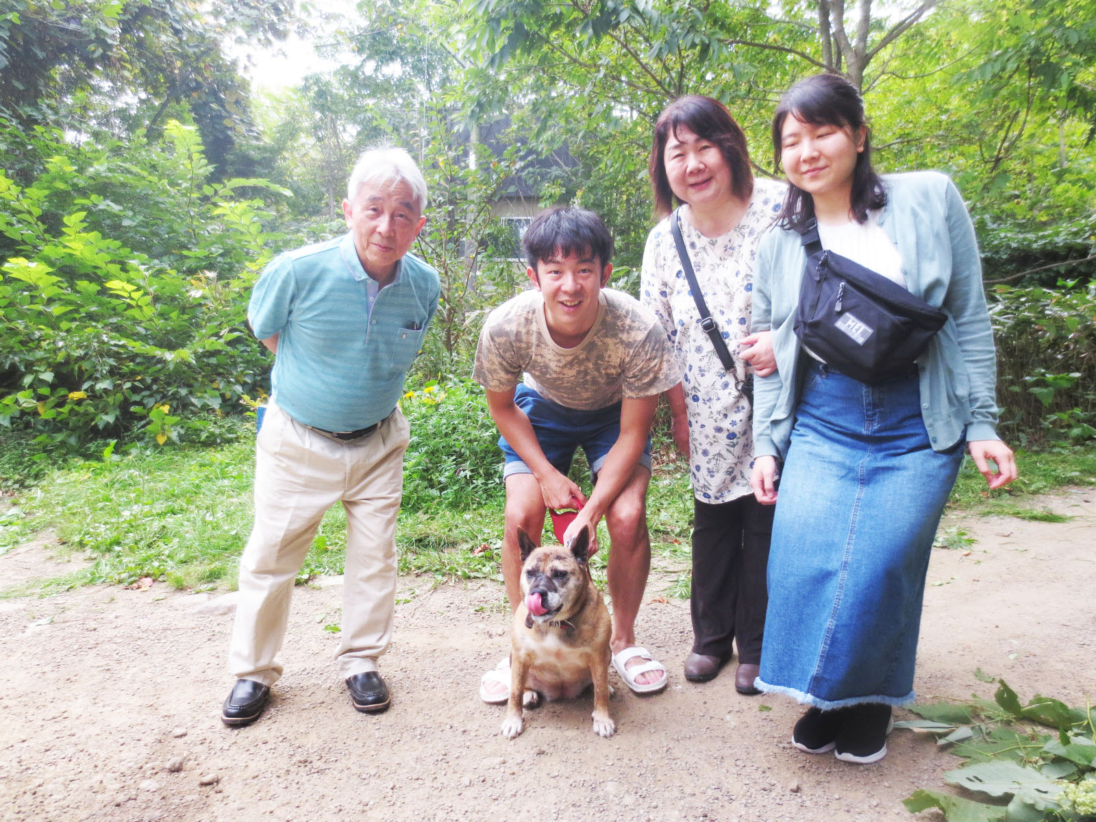 ご家族とハナちゃん
犬の里親はこういうときに報われたーと
感じます